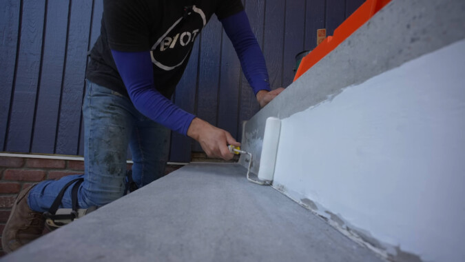 Applying adhesive for thin brick to the surface